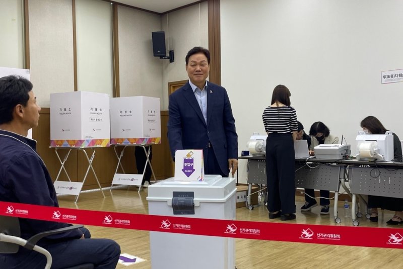 박완수 경남지사가 29일 오전 경남 창원시 성산구 경남연구원 1층에 마련된 사전투표소에서 사전투표하고 있다.2025.5.29/뉴스1 강정태 기자