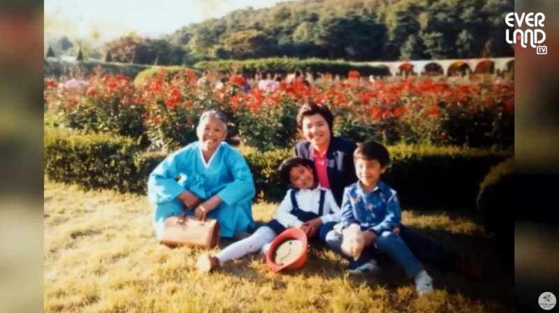 에버랜드 장미축제 40주년을 기념해 포시즌스가든에서 상영하는 '추억 사진 스페셜 영상' 이미지.(에버랜드 제공)