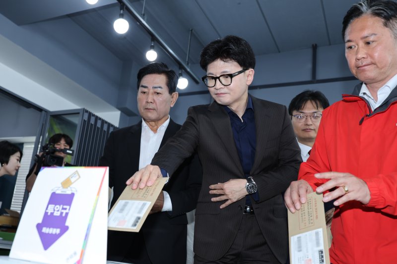 전직 대통령·경선후보들 사전투표 참여..'내란종식'vs '보수결집'