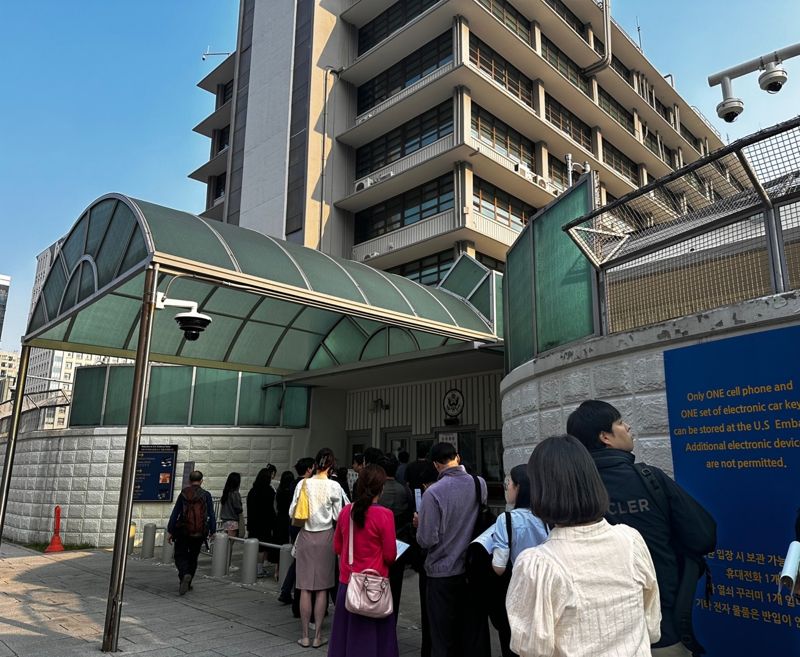 [르포] "유학 멈출 수도..."美 비자 인터뷰 중단에 학생&middot;시장 위축 우려