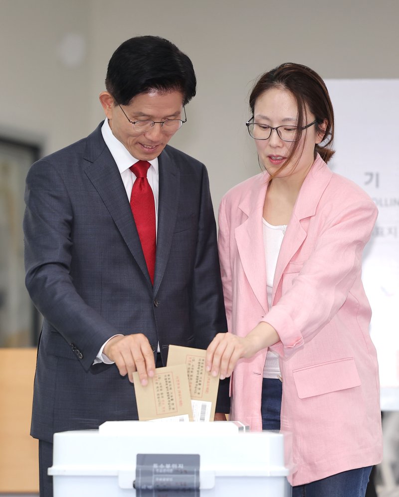 [인천=뉴시스] 권창회 기자 = 김문수 국민의힘 대선 후보가 29일 인천 계양구 계양1동 주민센터에서 딸 김동주 씨와 사전투표를 하고 있다. (공동취재) 2025.05.29. photo@newsis.com