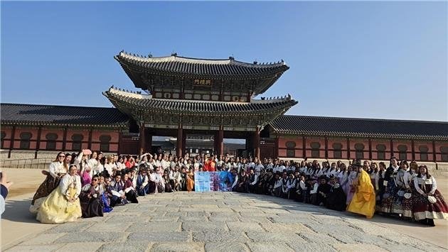 경복궁에서 한복 체험 중인 필리핀 인센티브 단체 외국인 참가자 (출처=연합뉴스)