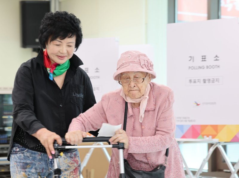 제21대 대통령선거 사전투표가 시작된 29일 101세 김인순 어르신이 며느리와 함께 광주 남구 진월동 사전투표소에서 투표권을 행사하고 있다. 2025.5.29/뉴스1 ⓒ News1 박지현 기자