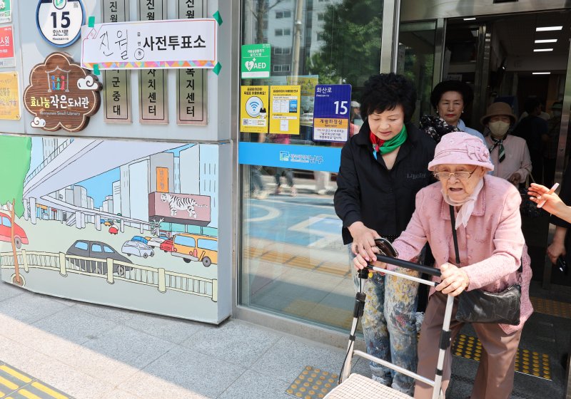 제21대 대통령선거 사전투표가 시작된 29일 101세 김인순 어르신이 광주 남구 진월동 사전투표소에서 투표권을 행사 후 돌아가고 있다. ⓒ News1 박지현 기자
