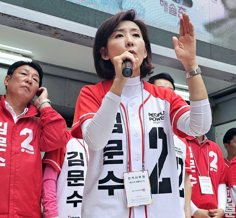 바카라사이트 윈윈 국민의힘 중앙선거대책위원회 공동선대위원장이 25일 오후 대구 동성로에서 열린 바카라사이트 윈윈 후보 집중 유세에서 발언하고 있다. ⓒ News1 남승렬 기자