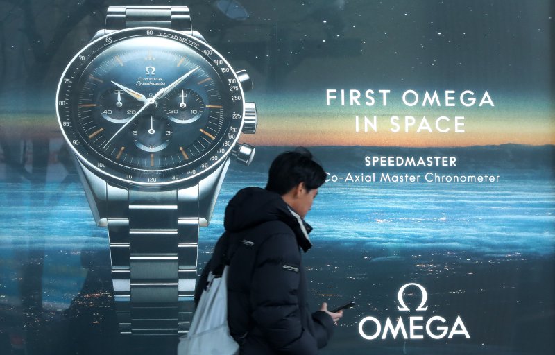 [서울=뉴시스] 김혜진 기자 = 럭셔리 시계 브랜드 오메가(OMEGA)가 오는 4월부터 국내에서 판매하는 전 제품을 대상으로 평균 3% 가량 가격을 인상한다. 오메가의 대표 품목인 시계 뿐만 아니라 액세서리 제품까지 인상될 예정이다. 사진은 16일 서울 시내 한 오메가 매장 앞으로 시민들이 지나가고 있다. 2025.02.25. jini@newsis.com