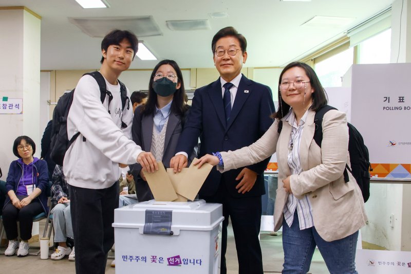 [서울=뉴시스] 조성우 기자 = 이재명 더불어민주당 대선후보가 제21대 대통령 선거 사전투표 첫날인 29일 오전 서울 서대문구 신촌동 주민센터 투표소에서 청년들과 함께 사전투표를 하고 있다. (공동취재) 2025.05.29. photo@newsis.com