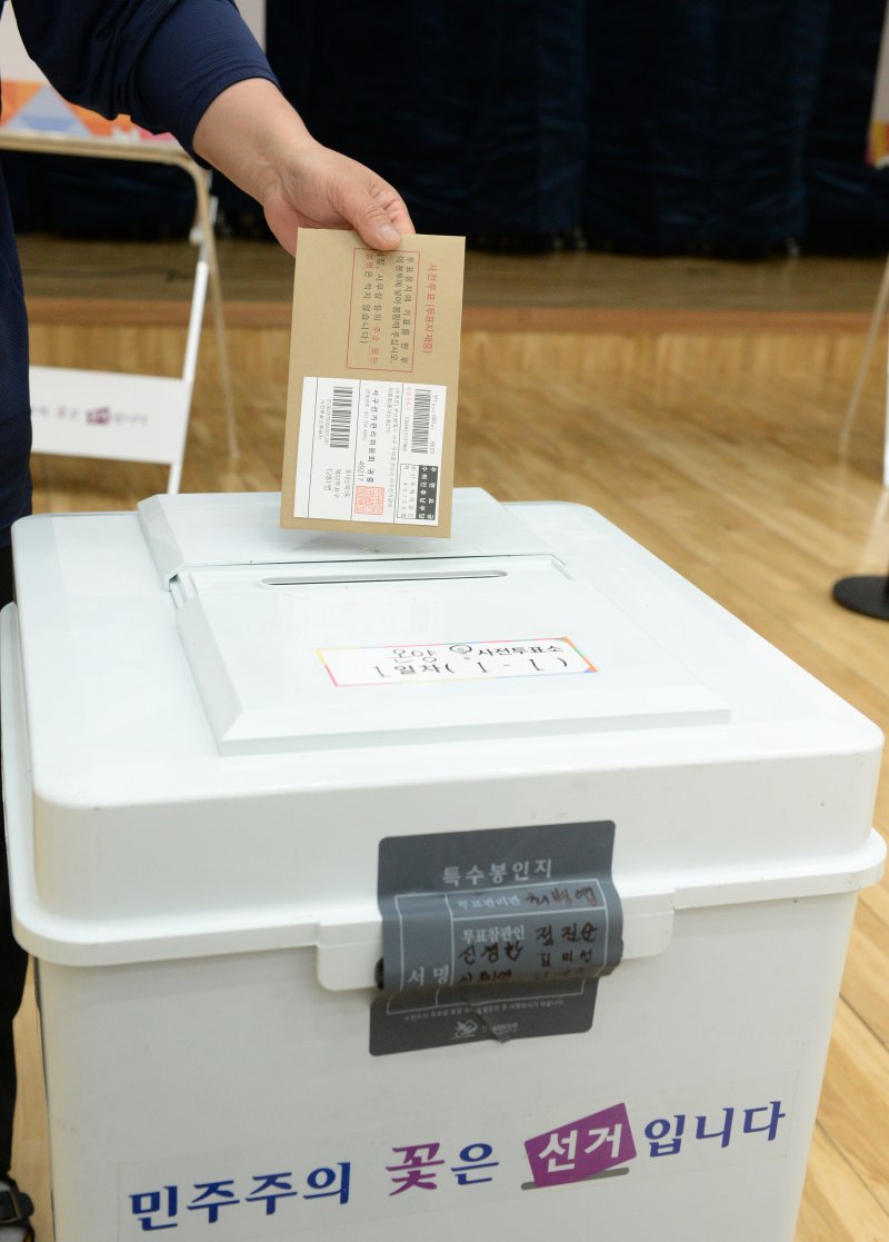 [울산=뉴시스] 배병수 기자 = 제21대 대통령선거 사전투표가 시작된 29일 울산 울주군 온양읍 행정복지센터에 마련된 사전투표소에서 한 유권자가 투표를 하고 있다 . 2025.05.29.bbs@newsis.com.