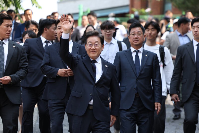 이재명 더불어민주당 대통령 후보가 제21대 대통령선거 사전투표 첫날인 29일 오전 서울 서대문구 구 신촌동주민센터에서 청년들과 투표를 마친 뒤 인사하고 있다. (공동취재) 2025.5.29/뉴스1 ⓒ News1 안은나 기자