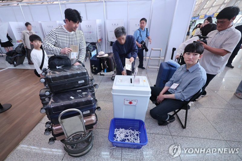 '가족여행 떠나기 전 사전투표' (출처=연합뉴스)
