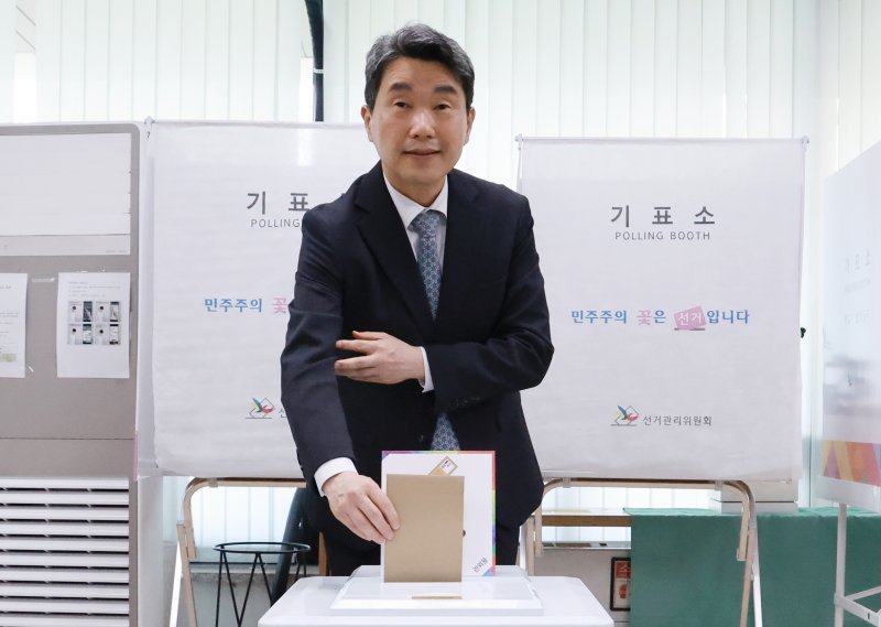[서울=뉴시스] 고범준 기자 = 이주호 대통령 권한대행 부총리 겸 교육부 장관이 29일 서울 종로구 삼청동주민센터에 마련된 사전투표소에서 21대 대통령선거 사전투표를 하고 있다. (대통령실통신사진기자단) 2025.05.29. bjko@newsis.com