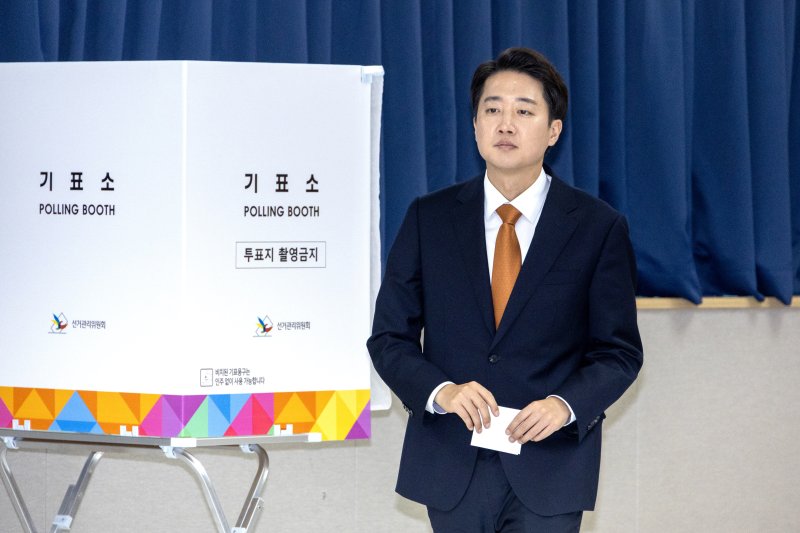 이준석, 동탄서 사전투표…"동탄의 기적 열망 담아"