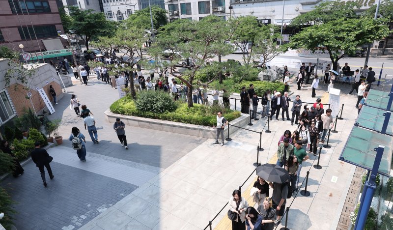 제21대 대통령 선거 사전 투표 첫날인 29일 오전 서울 강남구 역삼1동 주민센터에 마련된 사전투표소에서 유권자들이 투표하기 위해 줄을 서 있다.뉴스1
