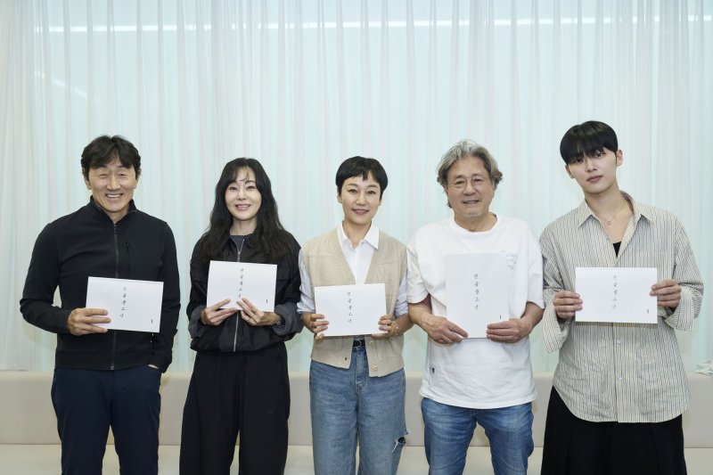 최민식, 괴팍한 국문과 교수 변신…넷플릭스 '맨 끝줄 소년'