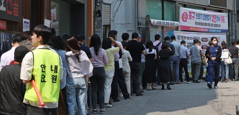 제21대 대통령 선거 사전투표 첫날인 29일 사전투표소가 설치된 서울 중구 소공동주민센터 주위로 유권자들이 투표를 위해 길게 줄지어 서 있다. 연합뉴스