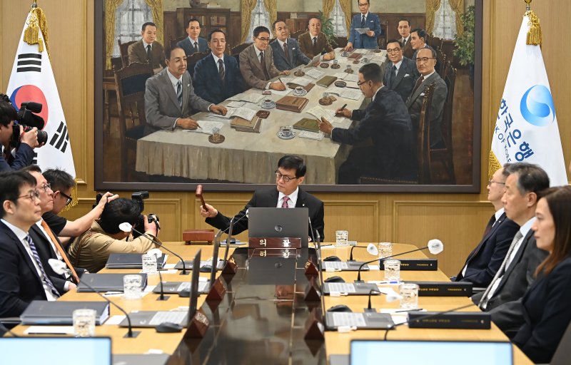 이창용 한국은행 총재가 29일 서울 중구 한국은행에서 열린 금융통화위원회를 주재하며 의사봉을 두드리고 있다. 2025.5.29/뉴스1 ⓒ News1 사진공동취재단