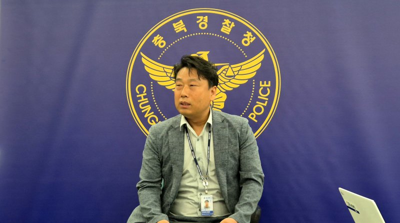 [청주=뉴시스] 음영섭 충북경찰청 형사기동대 경감이 29일 충북경찰청 언론브리핑실에서 보험사기 일당 8명 검거와 관련한 사건 내용을 설명하고 있다. 2025.05.29. yeon0829@newsis.com