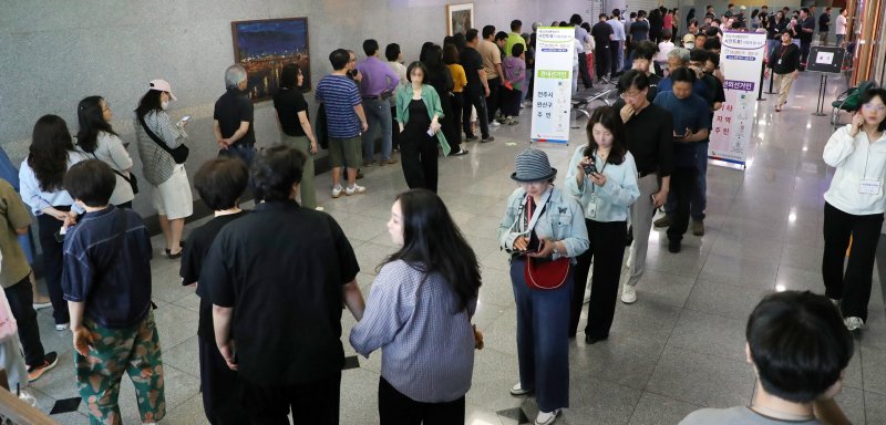 제21대 대통령 선거 사전 투표 첫날인 29일 전북 전주시 전북특별자치도청 4층 대회의실에 마련된 사전투표소가 유권자들로 북적이고 있다. 뉴스1