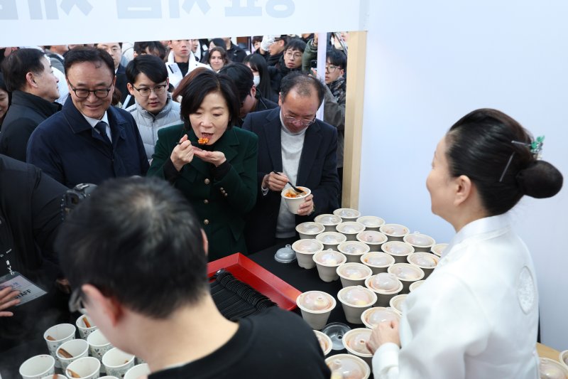 오영주 중소벤처기업부 장관이 6일 오후 서울 마포구 홍대 레드로드에서 열린 '12월 동행축제'를 찾아 부스를 둘러보고 있다. 중소벤처기업부는 오는 8일까지 12월 동행축제 개막행사를 열고 중소기업·소상공인 제품 홍보·판매관을 운영한다. 2024.12.6/뉴스1 ⓒ News1 신웅수 기자