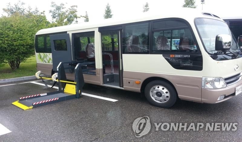 휠체어 탑승 설비가 장착된 미니버스 (출처=연합뉴스)