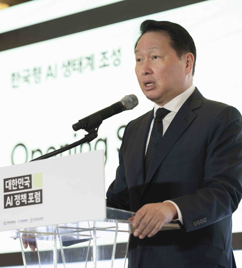 최태원 대한상공회의소 회장이 9일 서울 중구 롯데호텔 서울 사파이어홀에서 한국형 AI 생태계 조성을 위한 대한민국 AI정책 포럼에서 개회사를 하고 있다. 뉴시스