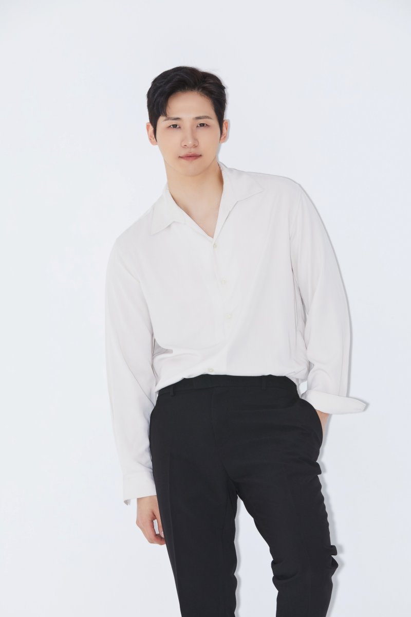 B1A4 신우, '2025 푸에르자 부르타' 첫 공연 성료…강렬 존재감