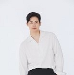 B1A4 신우, ′2025 푸에르자 부르타′ 첫 공연 성료…강렬 존재감