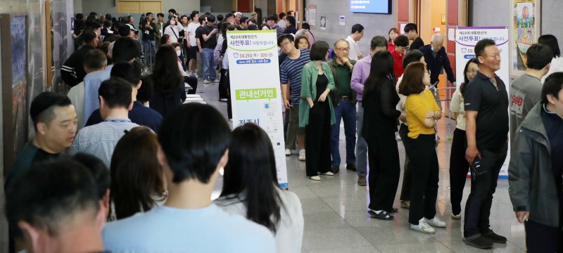 제21대 대통령 선거 사전 투표 첫날인 29일 전북 전주시 전북특별자치도청 4층 대회의실에 마련된 사전투표소가 유권자들로 북적이고 있다. 2025.5.29/뉴스1 ⓒ News1 유경석 기자