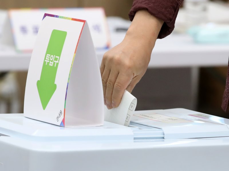 제21대 대통령선거 사전투표 첫날인 29일 오전 경남 양산시 하북면주민자치센터에 마련된 하북면 사전투표소에서 유권자가 투표를 하고 있다. 2025.5.29/뉴스1 ⓒ News1 윤일지 기자