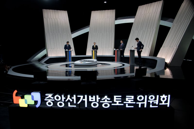 [서울=뉴시스] 국회사진기자단 = 27일 오후 서울 마포구 상암동 MBC 스튜디오에서 열린 중앙선거방송토론위원회 주관 제21대 대통령선거 3차 후보자토론회 시작에 앞서 각 정당 대선후보들이 토론 준비를 하고 있다. 왼쪽부터 이재명 더불어민주당, 권영국 민주노동당, 김문수 국민의힘, 이준석 개혁신당 대선후보. 2025.05.27. photo@newsis.com