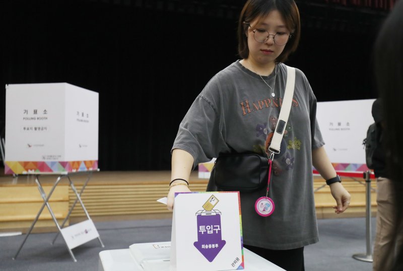 제21대 대통령선거 사전투표 첫날인 29일 오전 울산 남구청 6층에 마련된 사전투표소에 임산부 뱃지를 단 시민이 투표를 행사하고 있다.2025.5.29/뉴스1 ⓒ News1 김지혜 기자