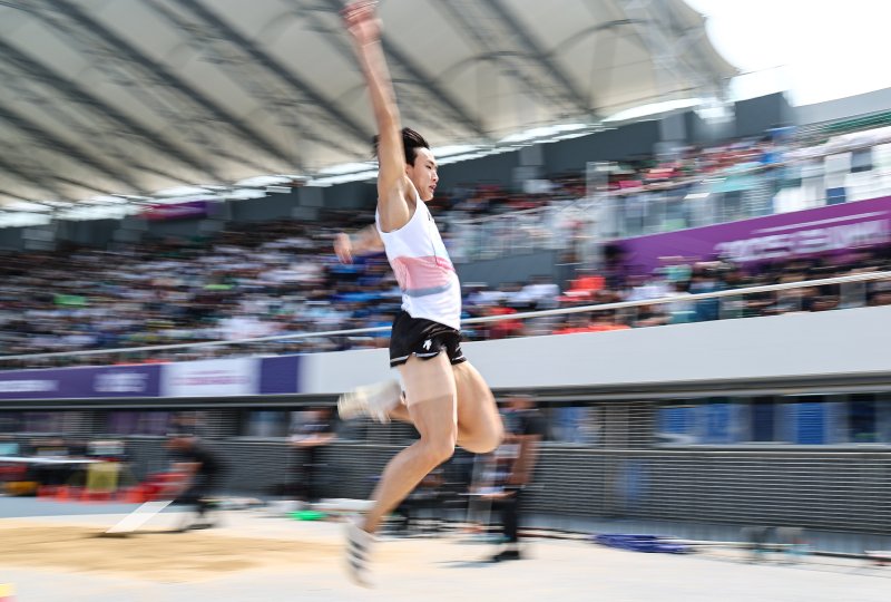 29일 경북 구미시민운동장에서 열린 '2025 구미아시아육상경기선수권대회' 남자 멀리뛰기 경기에서 심지민이 힘차게 도약하고 있다. 2025.5.29/뉴스1 ⓒ News1 김도우 기자