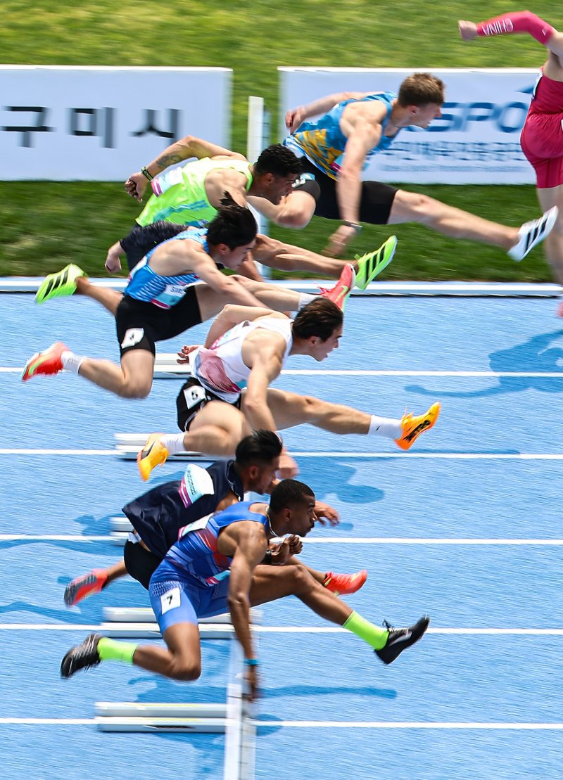 28일 경북 구미시민운동장에서 열린 '2025 구미아시아육상경기선수권대회' 남자 110mH 예선에서 선수들이 역주하고 있다. 2025.5.28/뉴스1 ⓒ News1 김도우 기자