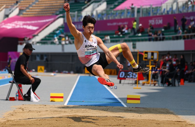 29일 경북 구미시민운동장에서 열린 '2025 구미아시아육상경기선수권대회' 남자 멀리뛰기 경기에서 성진석이 도약하고 있다. 2025.5.29/뉴스1 ⓒ News1 김도우 기자