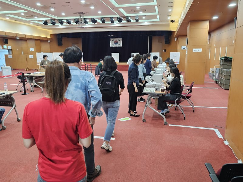 29일 진주시청 상대동 사전투표소에서 투표를 기다리고 있는 유권자들.2025.05.29/뉴스1 한송학기자