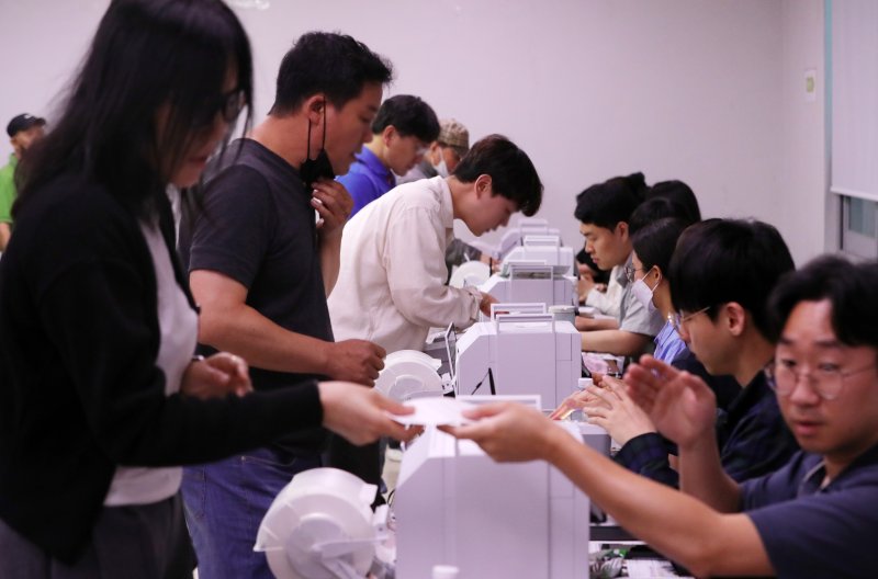 제21대 대통령 선거 사전 투표 첫날인 29일 전북 전주시 서신동주민센터에 마련된 사전투표소를 찾은 유권자들이 사전투표를 하고 있다. 2025.5.29/뉴스1 ⓒ News1 유경석 기자