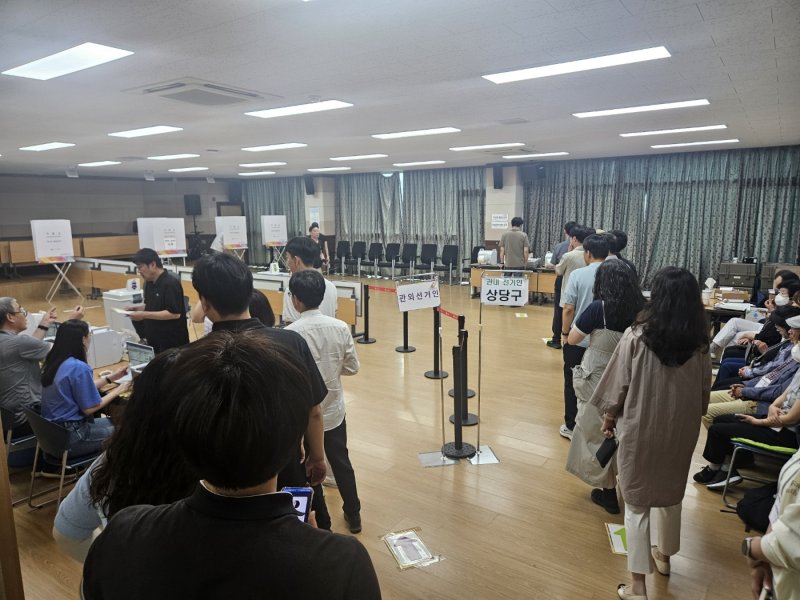 21대 대통령 선거 사전투표 첫날인 29일 점심시간을 맞아 성안동 행정복지센터 투표소가 북적이고 있다.2025.5.29/뉴스1 이재규 기자