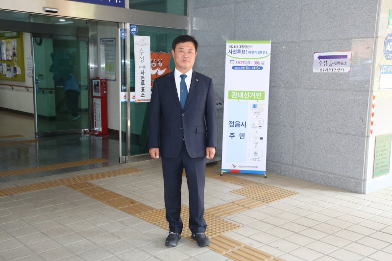 이학수 전북 정읍시장이 사전투표 첫날인 29일 오전 수성동 곰두리스포츠센터에 마련된 사전투표소를 찾아 소중한 한 표를 행사했다.(정읍시청 출입기자단, 재판매 및 DB금지)