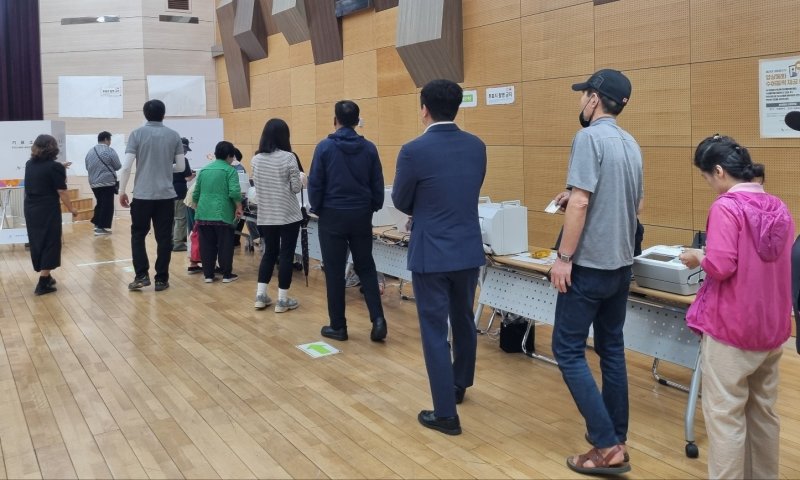 [의정부=뉴시스] 김도희 기자 = 제21대 대통령 선거 사전투표 첫날인 29일 오전 9시 경기 의정부시 시청 대강당에 마련된 사전투표장에 투표에 참여하려는 시민들의 발길이 이어지고 있다. 2025.05.29 kdh@newsis.com