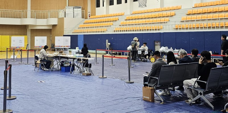 [고양=뉴시스] 송주현 기자 = 29일 경기 고양시청 내 체육관에 마련된 사전투표장에 시민들이 차례로 입장해 투표를 하고 참관인들이 대기하면 투표 모습을 지켜보고 있다. 2025.05.29 atia@newsis,com