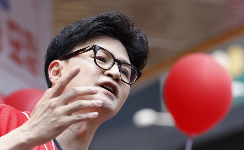 한동훈 국민의힘 전 대표가 제21대 대통령 선거 사전투표 첫날인 29일 광주 동구 충장로 우체국앞에서 국민의힘 지지를 호소하고 있다. 2025.5.29/뉴스1 ⓒ News1 김태성 기자