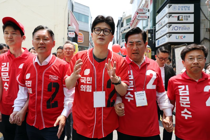 한동훈 국민의힘 전 대표가 제21대 대통령 선거 사전투표 첫날인 29일 광주 동구 충장로에서 국민의힘 지지를 호소하고 있다. ⓒ News1 이승현 기자