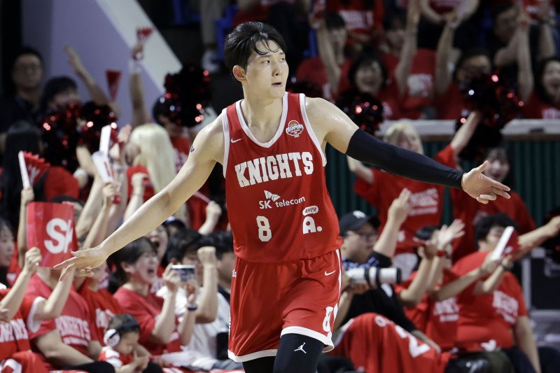 [서울=뉴시스] 최동준 기자 = 지난 17일 서울 송파구 잠실학생체육관에서 열린 2024-2025 KBL 플레이오프 챔피언결정전 7차전 창원 LG 세이커스와 서울 SK 나이츠의 경기, SK 안영준이 3점슛을 성공시킨 뒤 기뻐하고 있다. 2025.05.17. photocdj@newsis.com