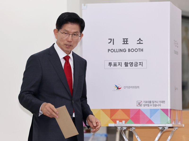 [인천=뉴시스] 권창회 기자 = 김문수 국민의힘 대선 후보가 29일 인천 계양구 계양1동 주민센터에서 투표를 하고 있다. (공동취재) 2025.05.29. photo@newsis.com