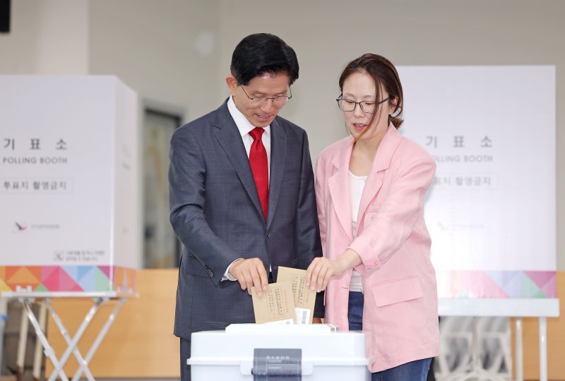 [인천=뉴시스] 권창회 기자 = 김문수 국민의힘 대선 후보가 29일 인천 계양구 계양1동 주민센터에서 딸 김동주 씨와 사전투표를 하고 있다. (공동취재) 2025.05.29. photo@newsis.com