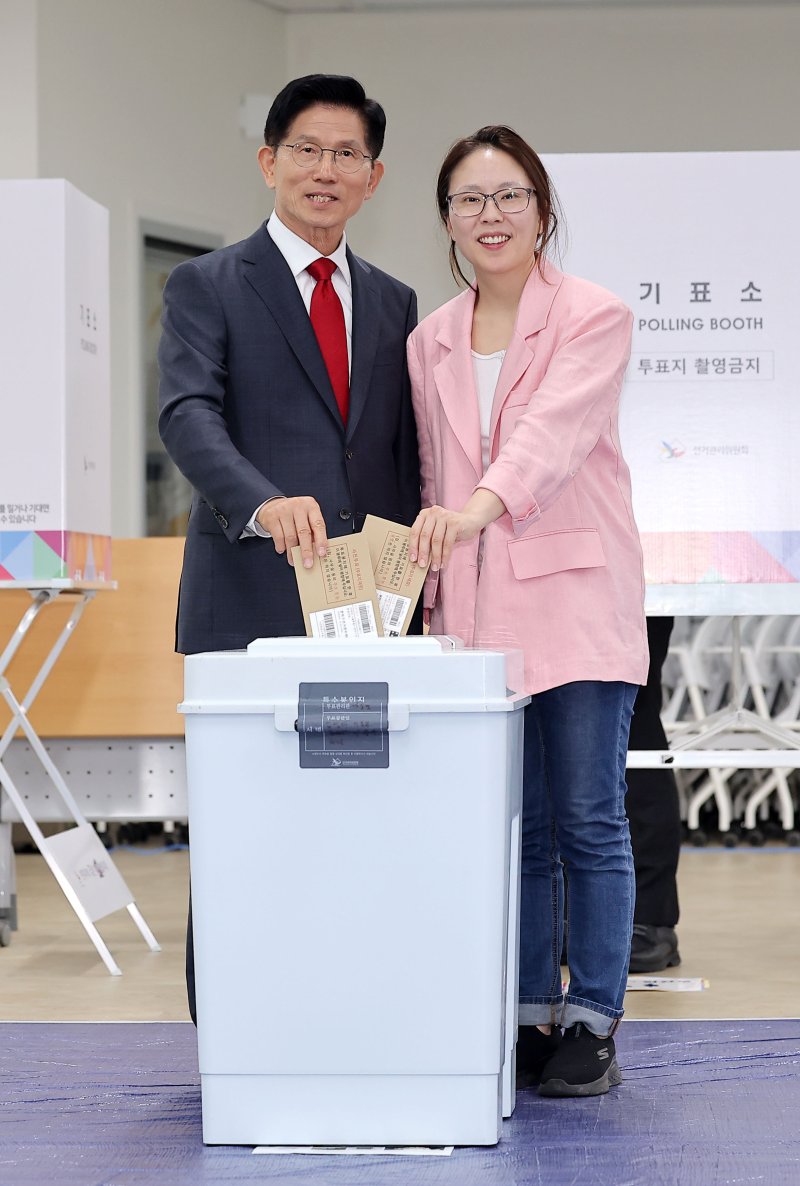 [인천=뉴시스] 권창회 기자 = 김문수 국민의힘 대선 후보가 29일 인천 계양구 계양1동 주민센터에서 딸 김동주 씨와 사전투표를 하고 있다. (공동취재) 2025.05.29. photo@newsis.com