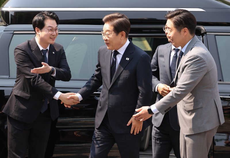 [서울=뉴시스] 조성우 기자 = 이재명 더불어민주당 대선후보가 제21대 대통령 선거 사전투표 첫날인 29일 오전 서울 서대문구 신촌동 주민센터 투표소에 도착하고 있다. (공동취재) 2025.05.29. photo@newsis.com