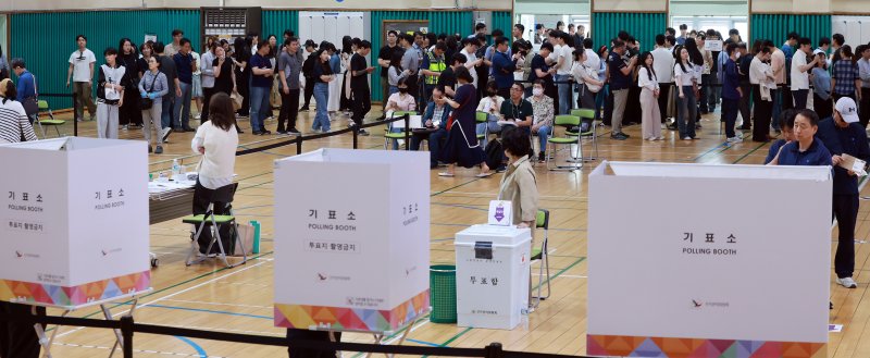 869만명 사전투표 첫날 일찌감치 투표...역대 최고 19.58% 투표율