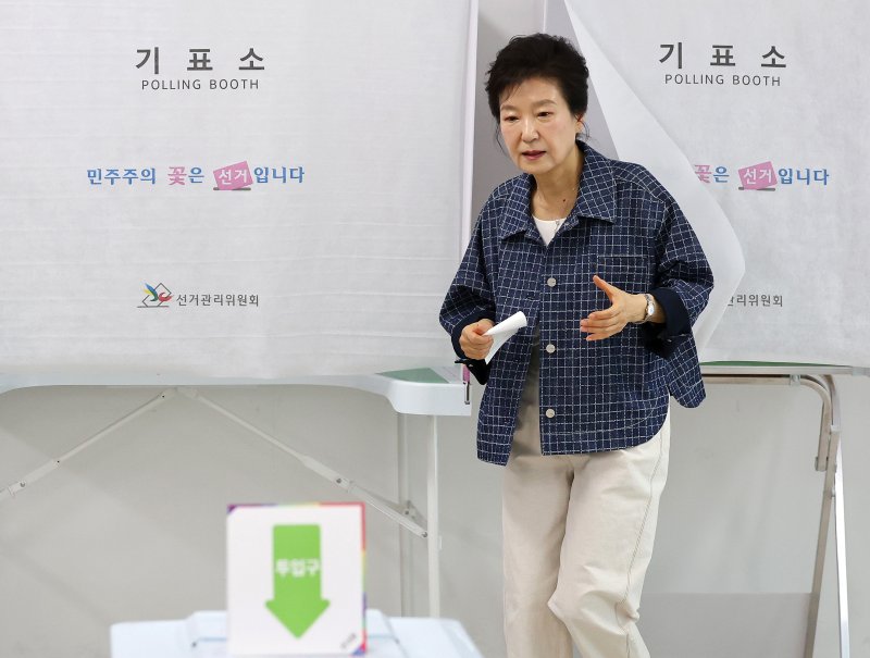 박근혜 전 대통령이 제21대 대통령선거 첫날인 29일 오전 대구 달성군 유가읍 행정복지센터에 마련된 사전투표소에서 기표를 마친 뒤 기표소를 나오고 있다. 2025.5.29/뉴스1 ⓒ News1 공정식 기자