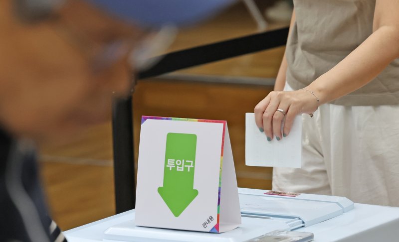 제21대 대통령 선거 사전 투표 첫날인 29일 서울 영등포구 여의동주민센터에 마련된 사전투표소에서 유권자가 투표를 하고 있다. 2025.5.29/뉴스1 ⓒ News1 장수영 기자